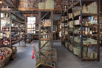 Desde comestibles a objetos artesanales, reciclados y de diseño, muchísimo se puede encontrar en El Mojón, ideal para pasear un fin de semana.