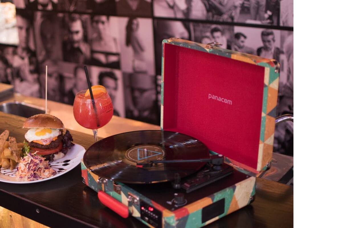 Desde consolas de videojuegos de 16 bits hasta celulares con tapita pasando por bandejas tocadiscos y discos de vinilo; la remake de décadas pasadas y el apego a maquinarias de tiempos remotos pasaron de curiosidad a tendencia, y los usuarios están encantados. En la imagen, una bandeja giradiscos de