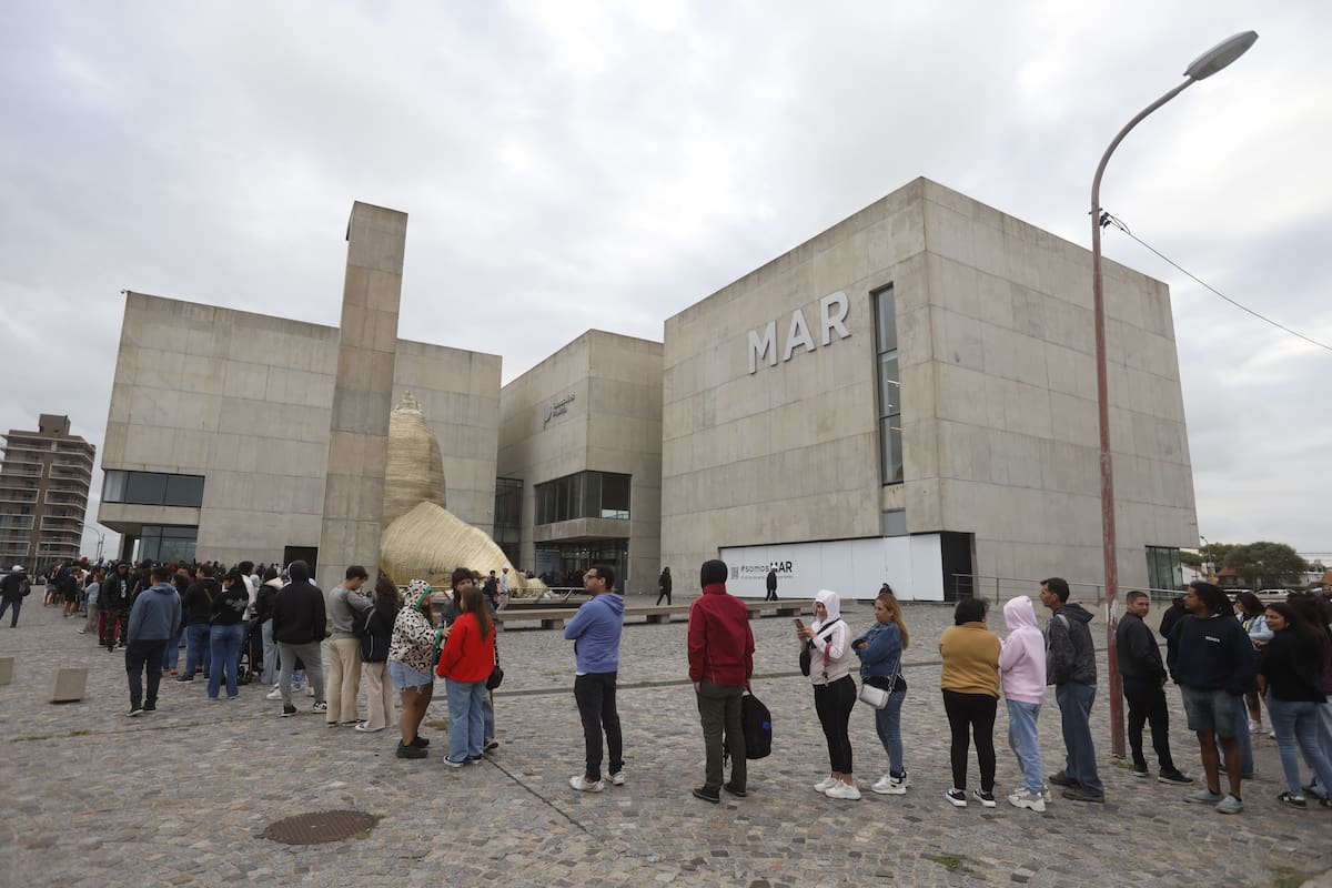 Desde cuatro horas antes de la apertura de la muestra del Indio Solari ya había fila para ingresar al museo de arte contemporáneo Mar