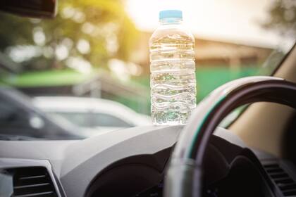 Desde dejar una botella de agua a enchufar el celular, cuáles son los peligros menos esperados de viajar con objetos en el auto