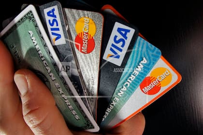 Desde diciembre, la tasa de intereses punitorios de la tarjeta de crédito se encuentra desregulada. (Foto AP/Elise Amendola)