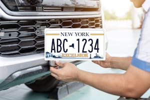 Desde el 16 de abril de 2025, Nueva York multará con US$50 a vehículos con matrículas sucias, cubiertas o alteradas