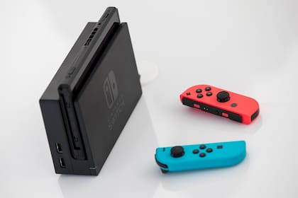 Una Nintendo Switch. En la parte superior de la consola está la ranura para tarjetas SD