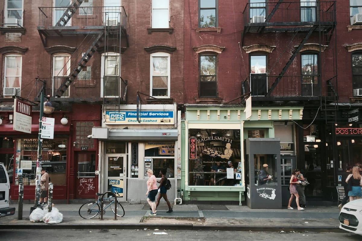 Desde el 2 de enero, los residentes de edificios de baja densidad que saquen la basura en bolsas serán sancionados