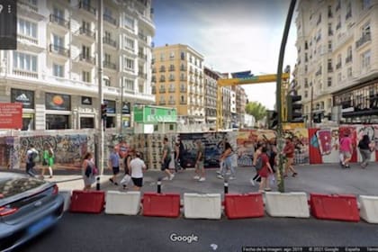 Desde el 26 de la Calle Gran Vía, en 2008 se puede apreciar cómo había una rotonda con una fuente en la plaza
