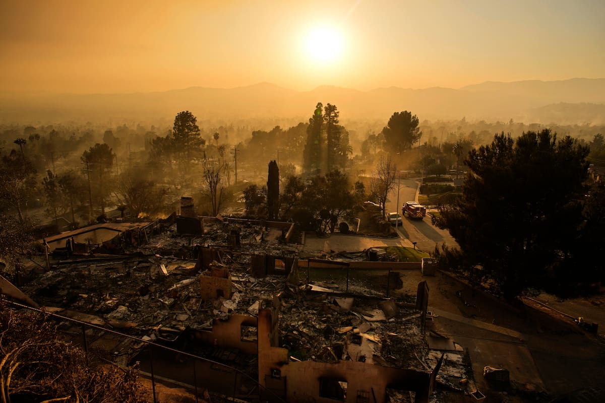Desde el 7 de enero los bomberos trabajan para evitar la propagación de incendios en California; los fuertes vientos frenarían hoy, pero podrían volver la semana que viene