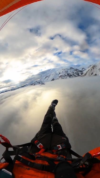 Desde el aire, las lagunas andinas y los bosques patagónicos se transforman en un paisaje único para los vuelos en parapente