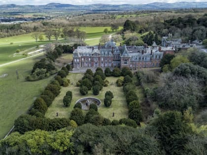 Desde el aire: una foto que muestra la majestuosidad de Kinmel Hall y sus enormes jardines amurallados