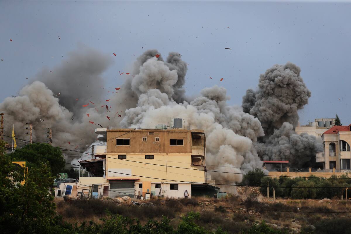 Desde el alto al fuego en noviembre de 2024, Israel ha seguido atacando suelo libanés; en esta imagen, un bombardeo israelí en la aldea de Teir Debba en el Líbano el mes pasado, el 6 de noviembre del 2025