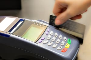 Desde el año pasado, la AFIP obliga a todos los comercios y profesionales independientes a vender con tarjeta de débito