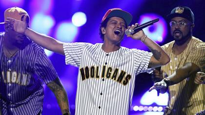 Desde el aspecto visual, el músico aporta un contexto pop y callejero que lo identifica con sus orígenes