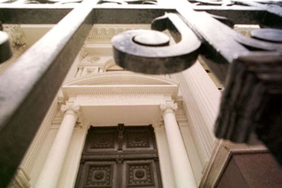 Desde el Banco Central se alienta la formación de un "hospital" de bancos, formado por las cinco entidades privadas más grandes del sistema