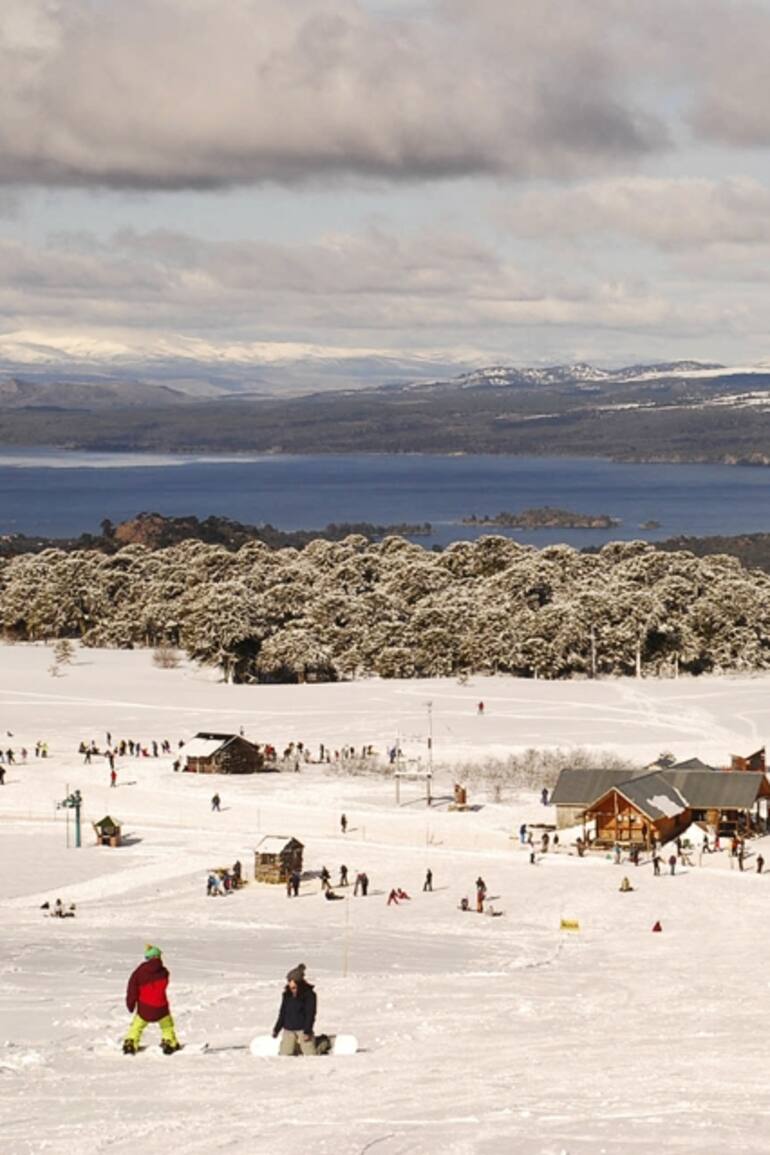 Desde el Batea Mahuida se ven el lago Aluminé y la península sobre la que se conformó Villa Pehuenia.