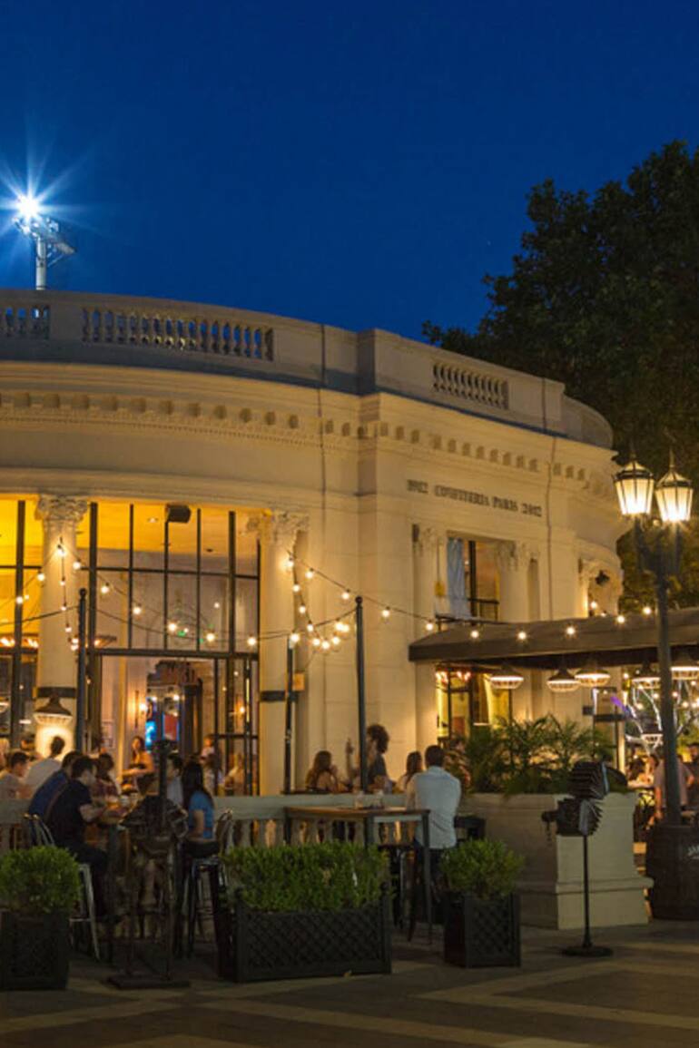 Desde el beer garden, se contemplar a la perfección la belleza de este lugar tan especial, con sus ventanales y paredes circulares.