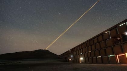 Desde el cercano Cerro Paranal se eleva el haz láser del VLT
