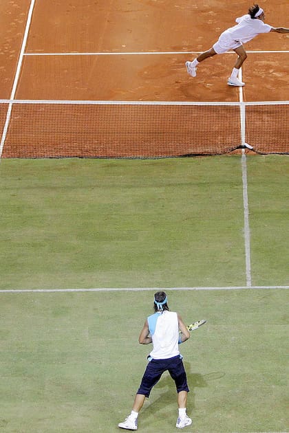 Desde el césped, Rafael Nadal supera a Roger Federer, que intenta volear desde el polvo de ladrillo; una exhibición muy particular