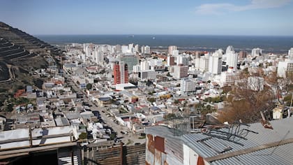 Desde el Chenque. El cerro que es símbolo de la ciudad tiene parte de sus laderas ocupadas por barrios de inmigrantes, muchas veces sin agua corriente, cloacas, gas y transporte