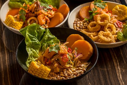 Desde el clásico ceviche con leche de tigre y cilantro, al carretillero con rabas crocantes, cada plato rescata sabores limeños con acento callejero