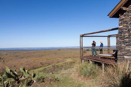Desde el deck del lodge, la geografía cordobesa maravilla al huésped