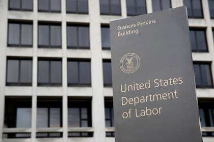 Desde el Departamento de Trabajo sostienen que "los trabajadores con los sueldos más bajos hacen el mismo trabajo pero pasan más tiempo lejos de sus familias sin recibir ningún pago adicional”