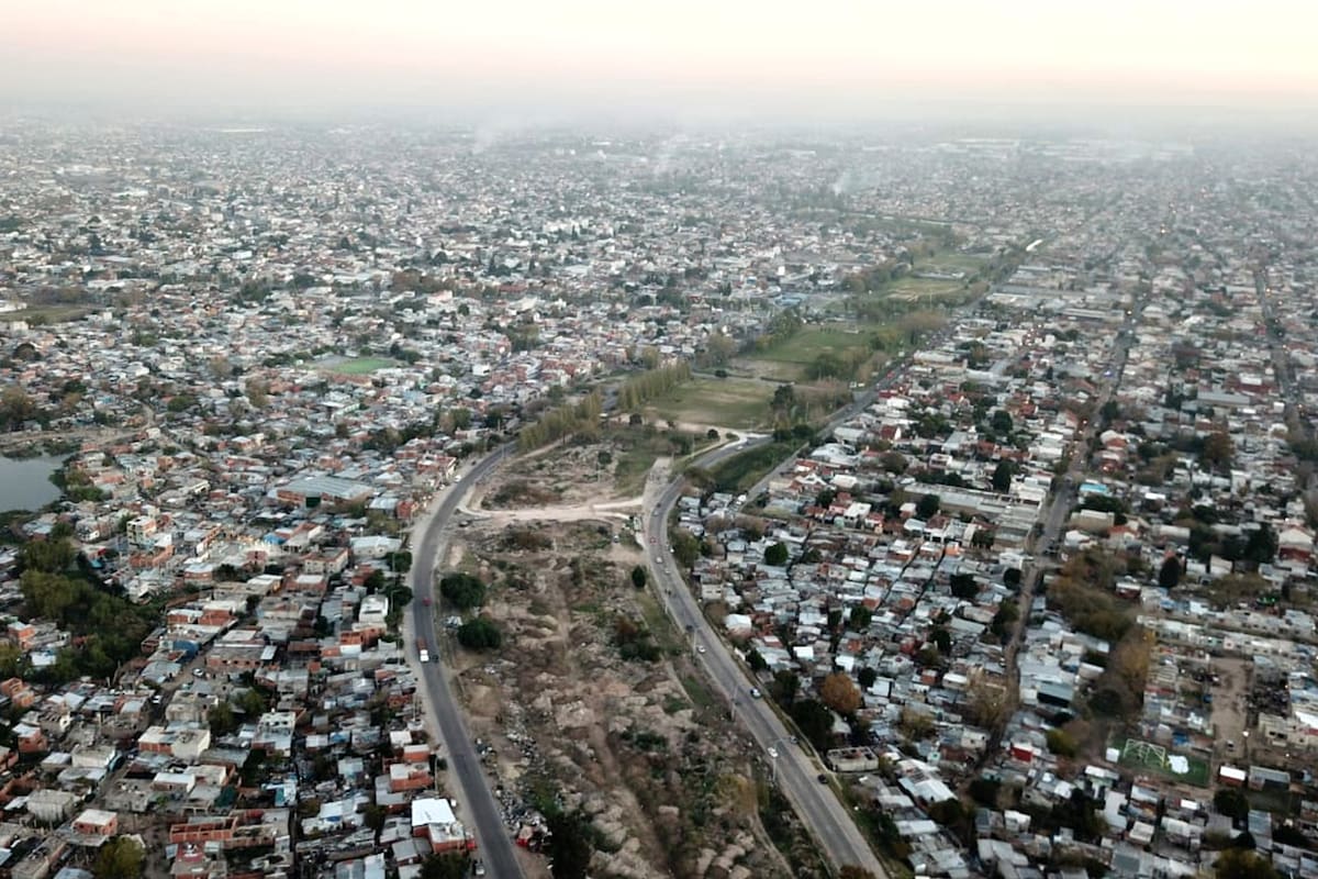 Desde el drone: Villa Azul y Villa Itatí separadas por el acceso sudeste. La de la izquierda es Villa Itatí