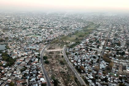 Desde el drone: Villa Azul y Villa Itatí separadas por el acceso sudeste. La de la izquierda es Villa Itatí