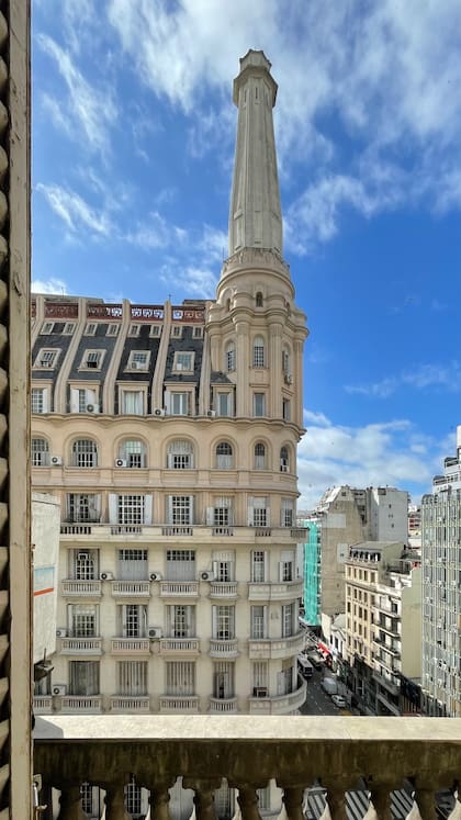 Desde el estudio se puede apreciar el Edificio Roccatagliata: otra joya patrimonial de la zona diseñada por el arquitecto italiano Mario Palanti, creador del Palacio Barolo.