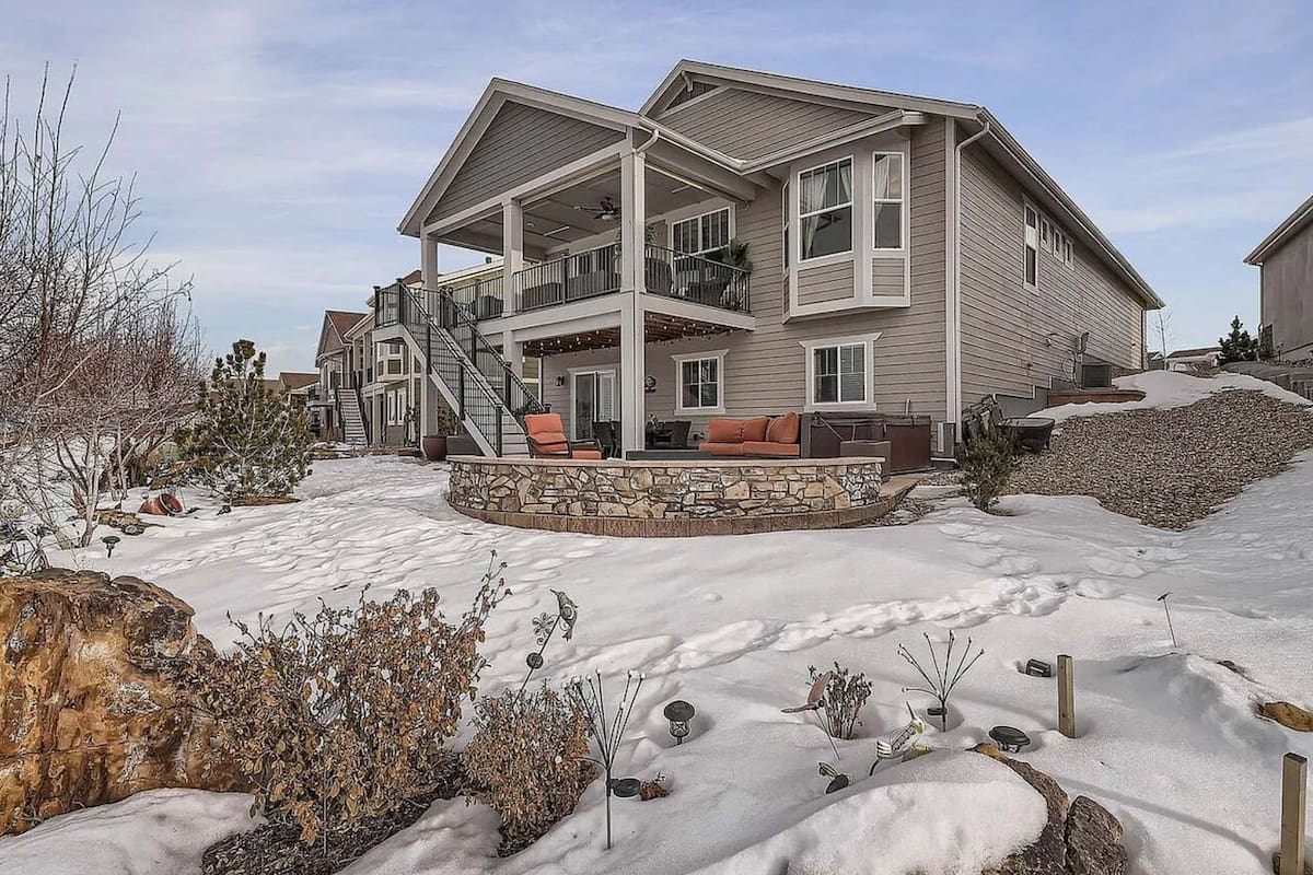 Desde el exterior parece una casa ordinaria, pero en su sótano alberga una sorpresa para un público en específico