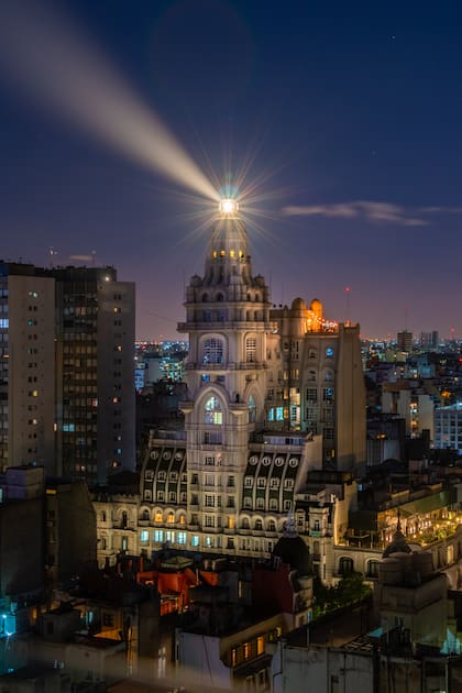 Desde el faro del Palacio Barolo se obtiene una de las vistas panorámicas más particulares del centro porteño