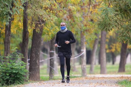 Desde el Gobierno les piden a los vecinos que cumplan con la medida: sólo caminar, no trotar ni andar en bicicleta.