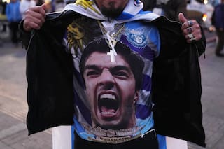 Desde el graderío, Suárez atestigua otro empate deslucido de Uruguay