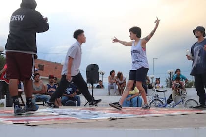 Desde el inicio del programa, entre 800 y 1000 chicos y chicas participaron de los talleres de hip-hop, muralismo o deportivos de Trato con Arte