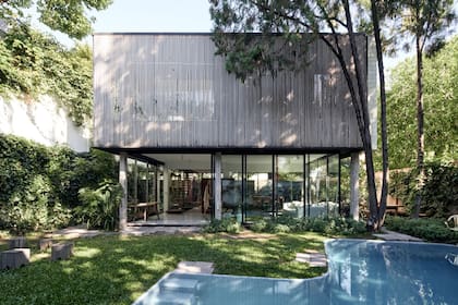 Desde el jardín. La madera es el material predominante y aparece en celosías, pisos, muros, equipamiento y escaleras.