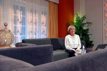 Desde el living, con el té y el alcohol en gel, Virginia Lago explica por qué es importante usar la tarjeta de débito