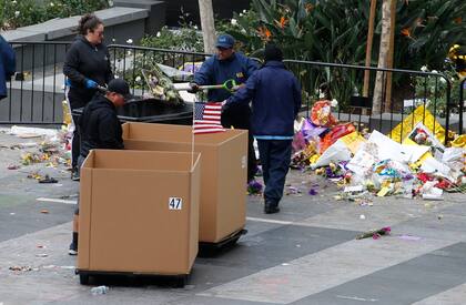 Desde el lunes el servicio de limpieza de Los ängeles está comenzando a retirar los artículos que fueron dejados a manera de ofrenda frente al Staples Center