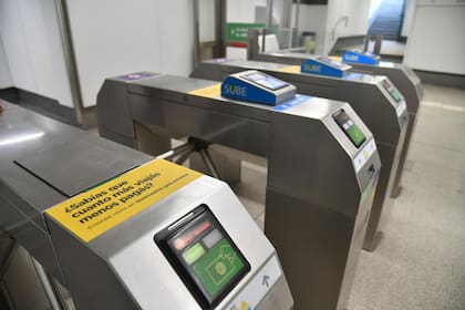 Desde el lunes, los subtes se podrán pagar con tarjetas de débito o crédito además de la SUBE