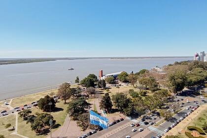 Desde el Monumento Nacional a la Bandera, una vista de la Fluvial de Rosario, donde se lleva a cabo el Santa Fe Business Forum, en Rosario