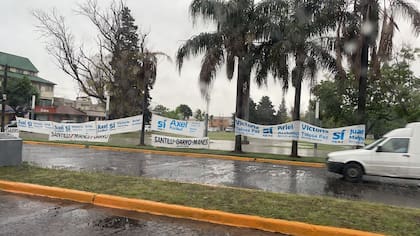 Desde el municipio aseguran que en las calles "hay colocados carteles de todas las fuerzas políticas"