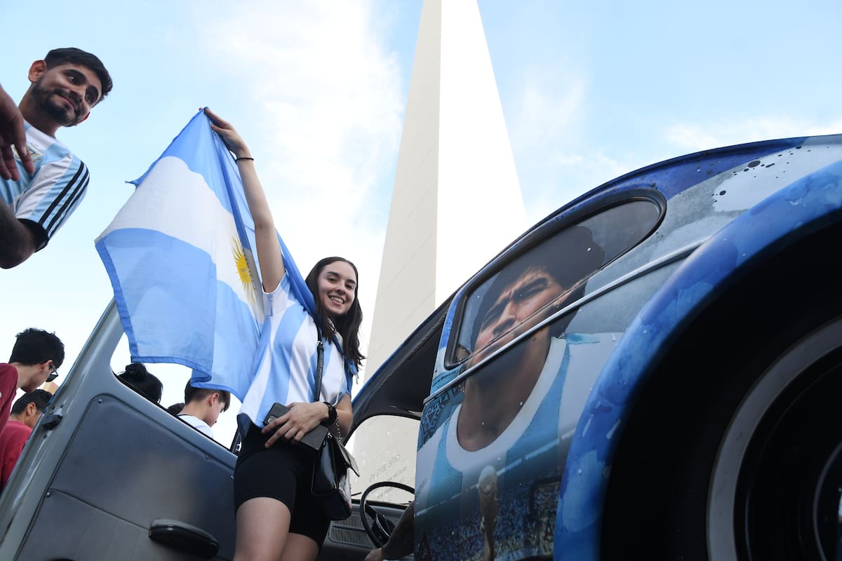 Desde el Obelisco, una multitud de hinchas argentinos celebró la victoria ante Australia y el pase a cuartos