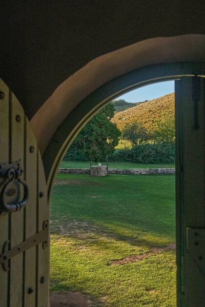 Desde el patio la vista del aljibe, clásico del siglo XVIII.