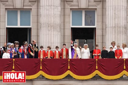 Desde el principio, Carlos III dejó claro que quería una monarquía reducida por eso la cantidad de gente que los acompañó en el balcón es un fiel reflejo de eso.