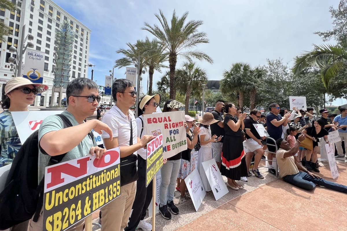 Desde el proceso legislativo, la ley provocó protestas por parte de grupos de ciudadanos extranjeros en Florida