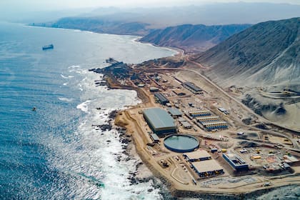 Desde el puerto Coloso, en Antofagasta, sale un buque cargado de concentrado de cobre cada tres días y medio; Escondida se abastece en un 100% con agua de mar desalinizada desde que, en 2019, cerró sus últimos pozos de agua continental