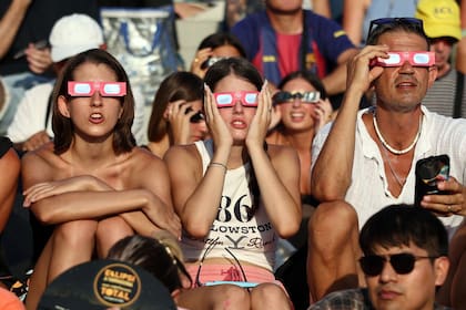 Desde el puerto de Tarragona, al este de España, miles de españoles disfrutaron del eclipse