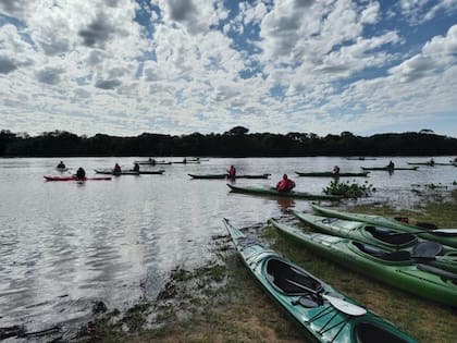 Desde el punto de vista mental, el kayak ofrece una conexión única con la naturaleza, lo que puede reducir el estrés y mejorar el bienestar emocional