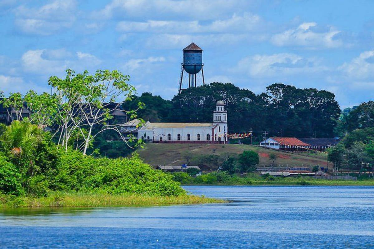 Desde el río, tras navegar en medio de la selva, Fordlandia puede parecer como una ilusión óptica.