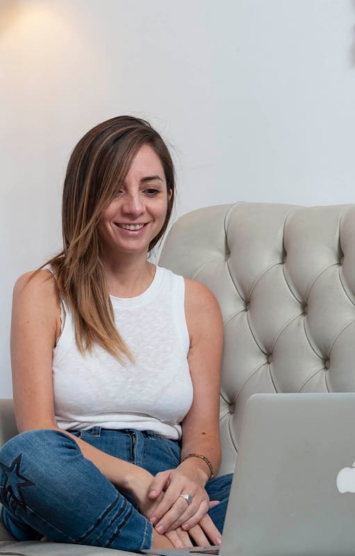 Desde el sillón de su casa, Vanina Piccone charla con su terapeuta