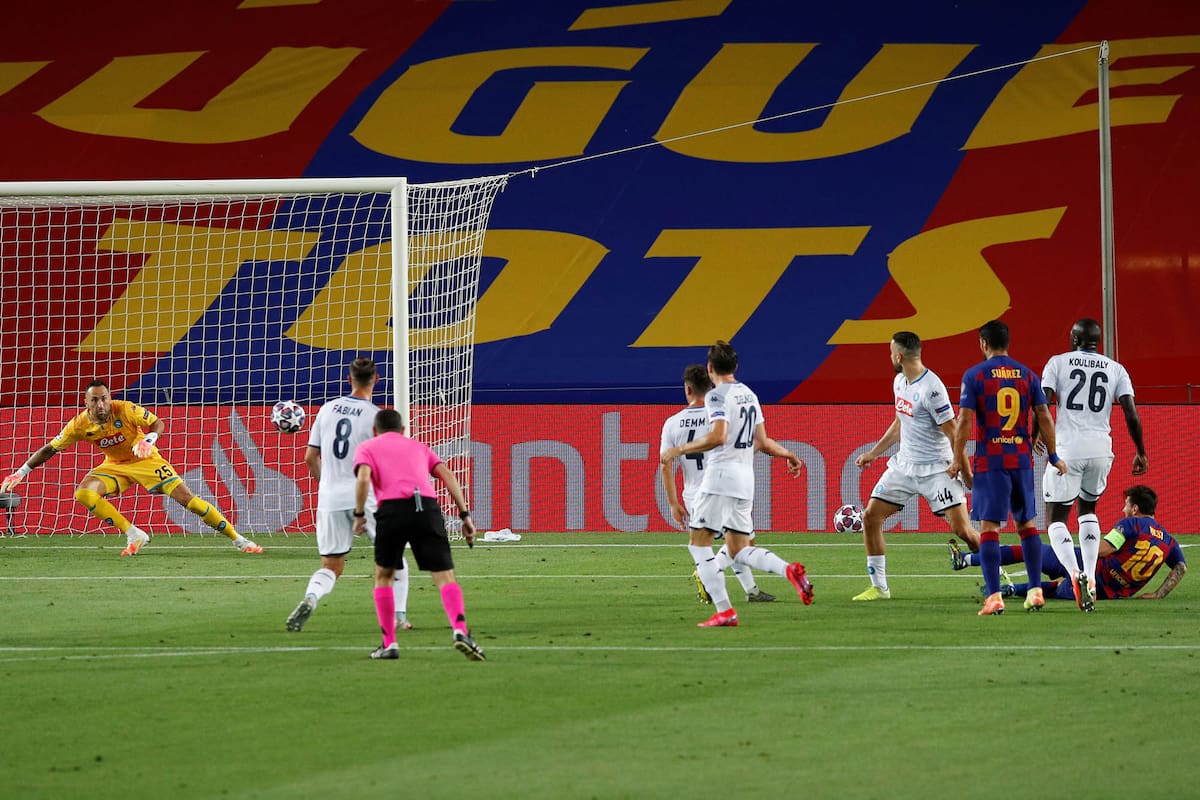 Desde el suelo, Lionel Messi sorprende al arquero de Napoli, David Ospina, con un zurdazo al segundo palo; para los especialistas reunidos por UEFA, fue el mejor tanto de la Champions League 2019/2020.