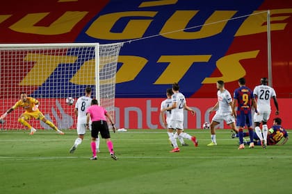 Desde el suelo, Lionel Messi sorprende al arquero de Napoli, David Ospina, con un zurdazo al segundo palo; para los especialistas reunidos por UEFA, fue el mejor tanto de la Champions League 2019/2020.