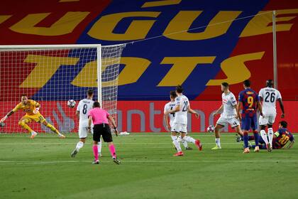Desde el suelo, Lionel Messi sorprende al arquero de Napoli, David Ospina, con un zurdazo al segundo palo; para los especialistas reunidos por UEFA, fue el mejor tanto de la Champions League 2019/2020.